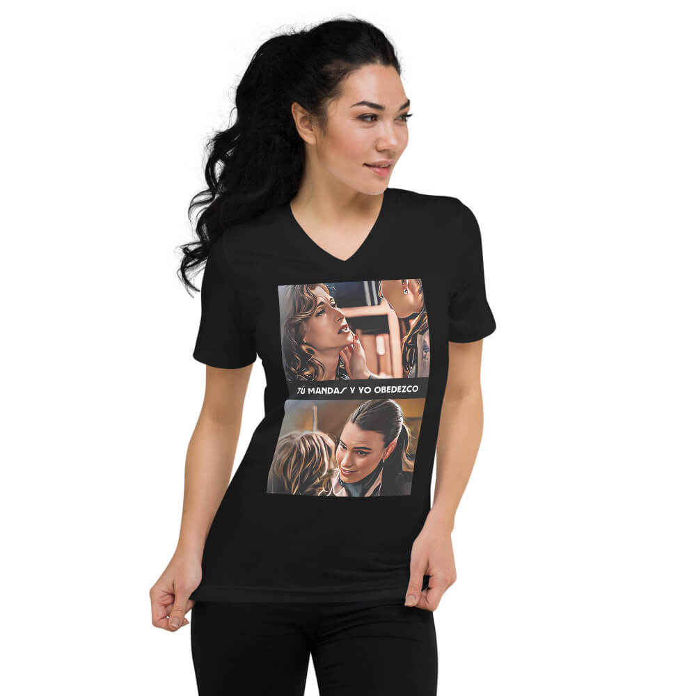 Camiseta de Manga Corta y Cuello de Pico “Tú mandas y yo obedezco”