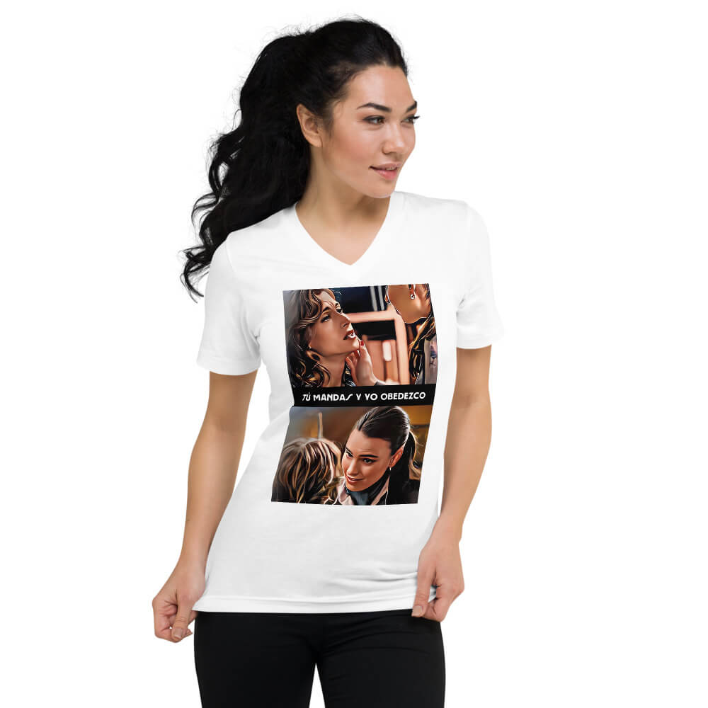 Camiseta de Manga Corta y Cuello de Pico “Tú mandas y yo obedezco”