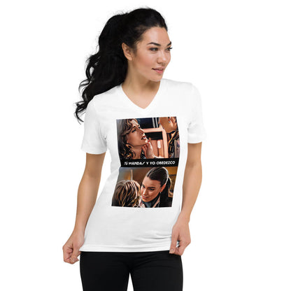 Camiseta de Manga Corta y Cuello de Pico “Tú mandas y yo obedezco”