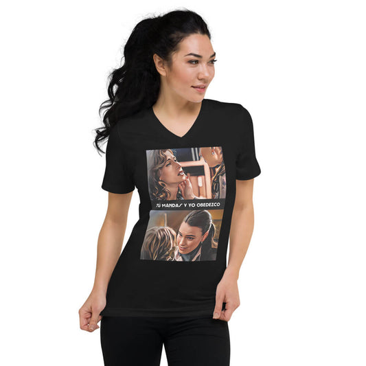 Camiseta de Manga Corta y Cuello de Pico “Tú mandas y yo obedezco”